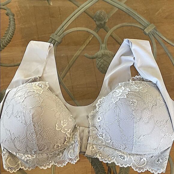 Elegant Lace Bra in Light Gray, adj front hook, smooth back, wide straps. New - Picture 1 of 5